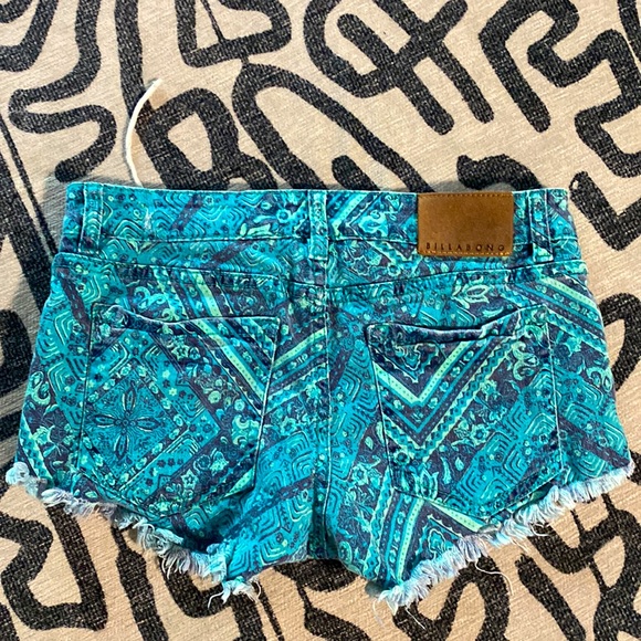 BILLABONG lite hearted shorts - Picture 2 of 5
